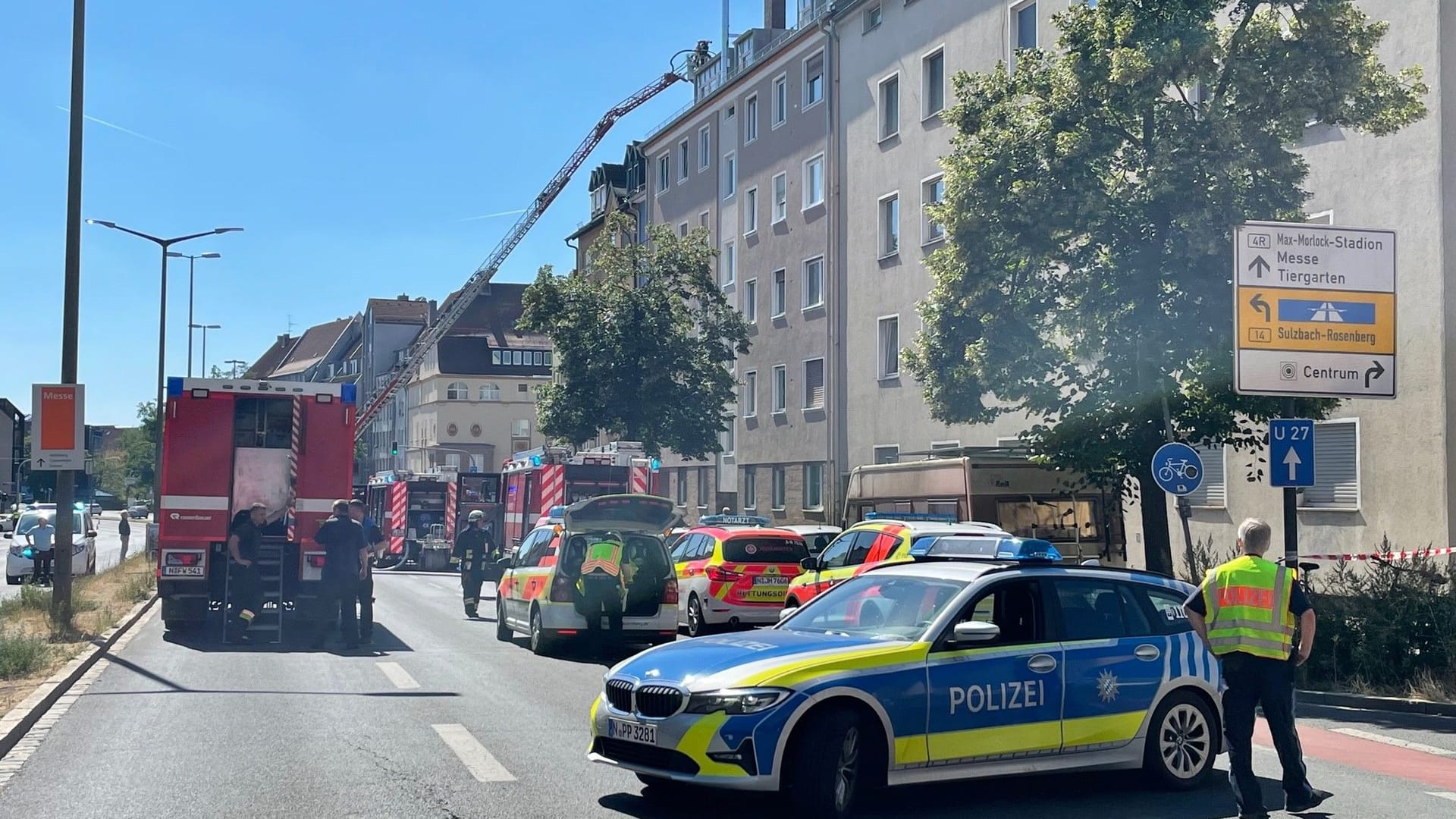 Großaufgebot in der Welserstraße in Nürnberg: Ein Dachstuhl geriet in Brand.