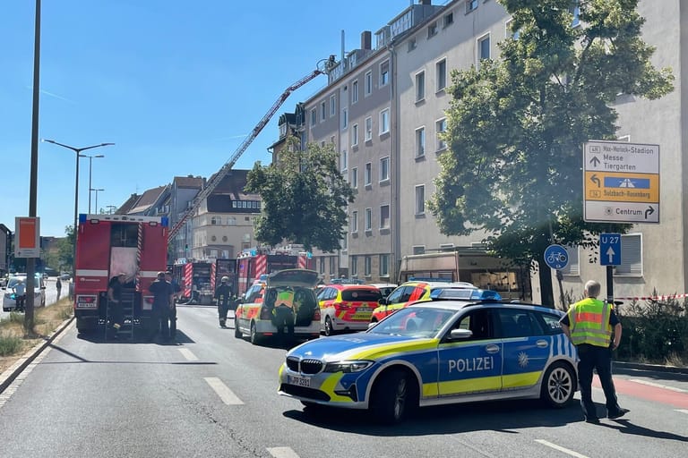 Großaufgebot in der Welserstraße in Nürnberg: Ein Dachstuhl geriet in Brand.