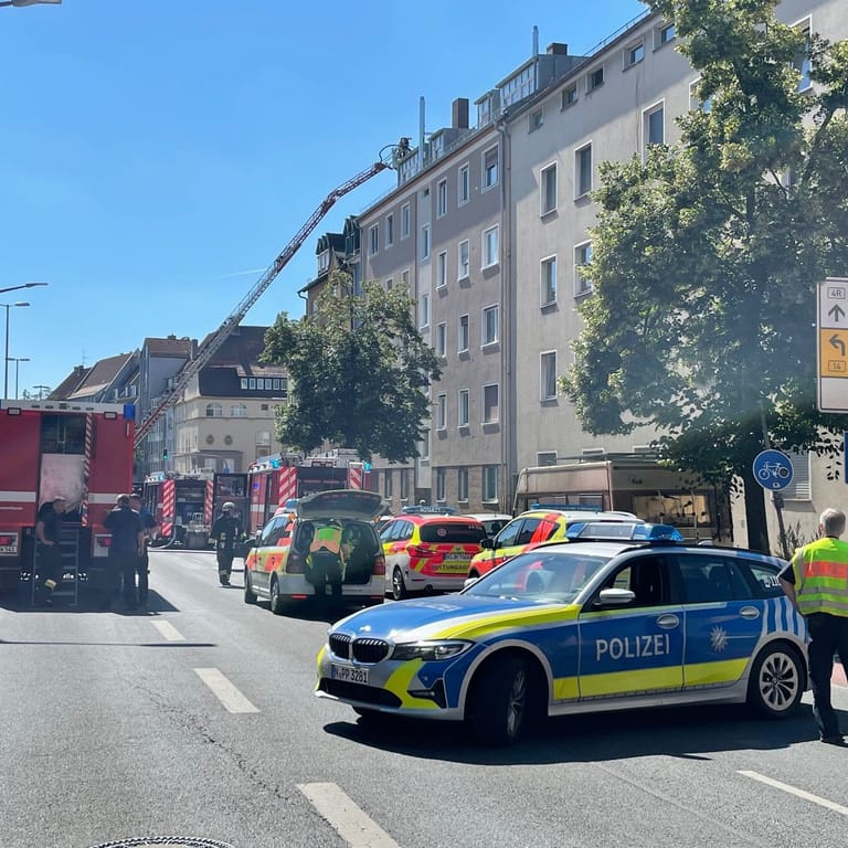Großaufgebot in der Welserstraße in Nürnberg: Ein Dachstuhl geriet in Brand.