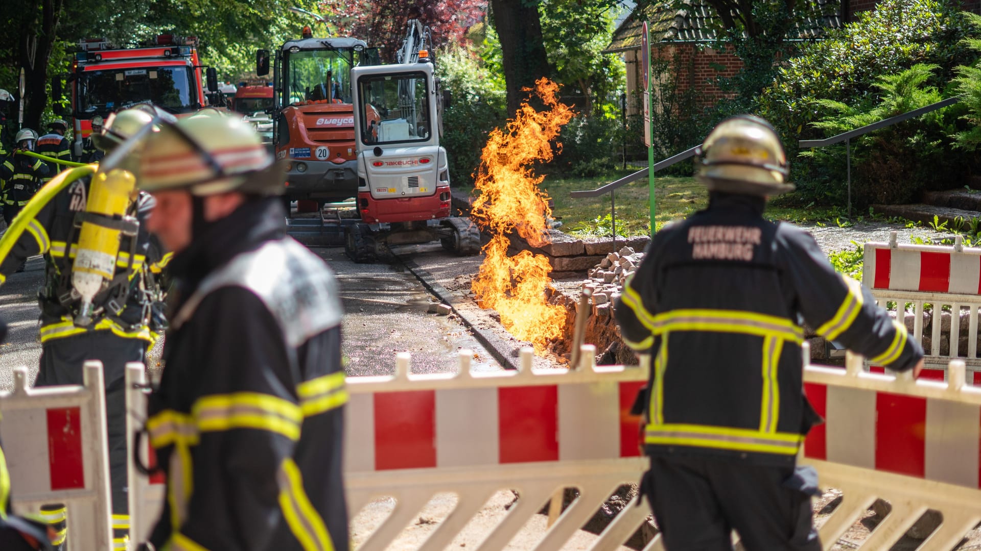 Feuerwehrleute stehen am Einsatzort, wo eine Gasleitung brannte: Das Rohr wurde durch einen Bagger beschädigt. Feuerwehrleute stehen am Einsatzort, wo eine Gasleitung brannte: Das Rohr wurde durch einen Bagger beschädigt.
