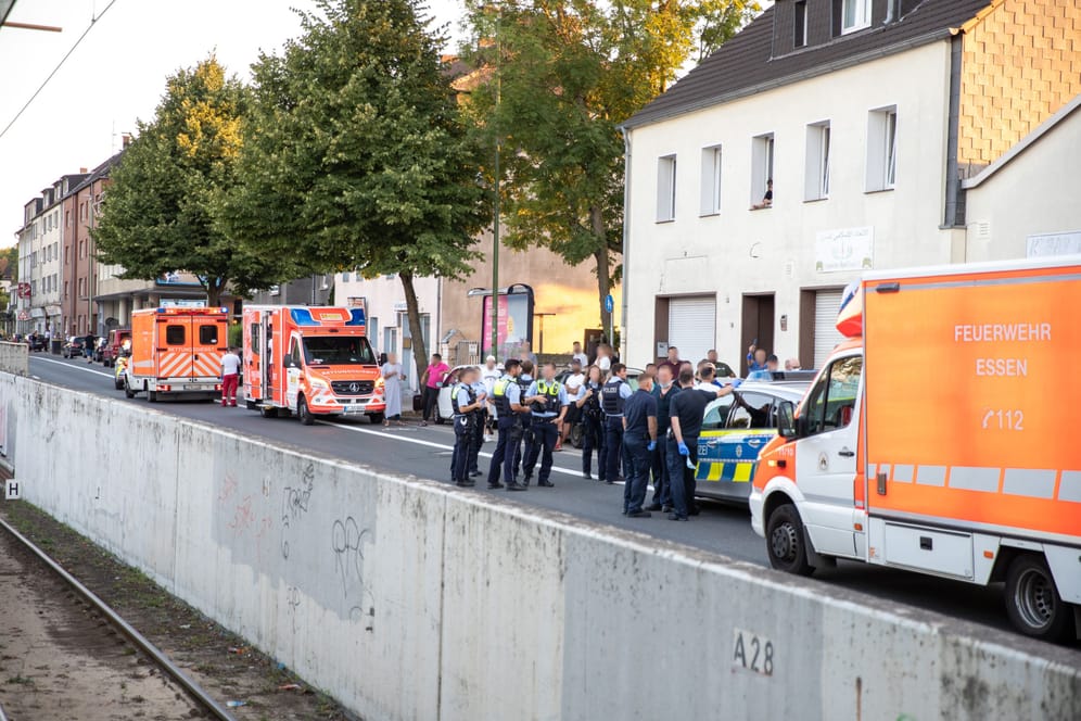 Einsatzkräfte des Rettungsdienstes und der Polizei auf der Altenessener Straße: Bei einer Schlägerei wurden mehrere Menschen verletzt.