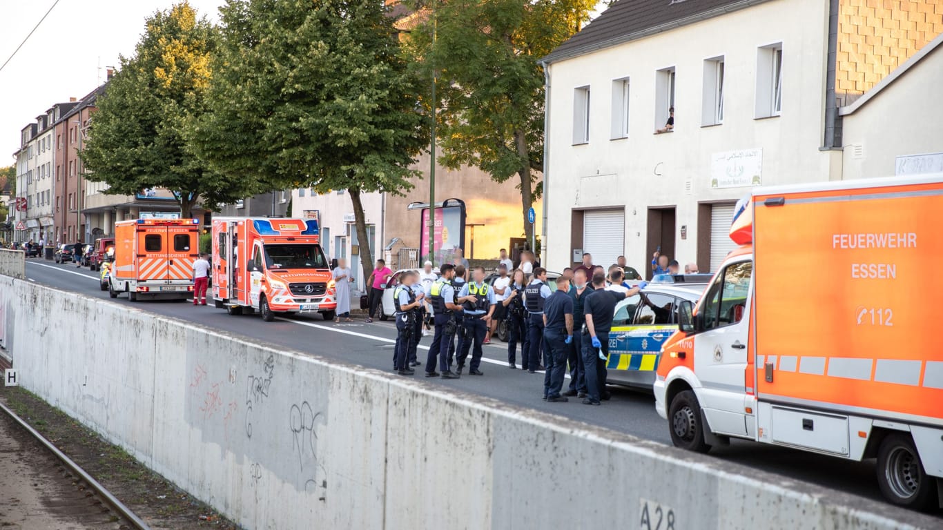 Einsatzkräfte des Rettungsdienstes und der Polizei auf der Altenessener Straße: Bei einer Schlägerei wurden mehrere Menschen verletzt.