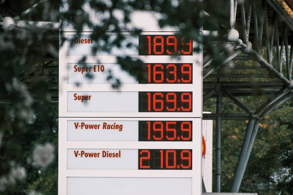 Preise an einer Tankstelle (Symbolbild): Vor allem die Energiepreise nagen am Ersparten.
