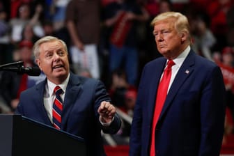 US-Senator und Trump-Vertrauter Lindsey Graham bei einer Wahlkampfveranstaltung mit dem Ex-Präsidenten.