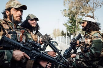 Bewaffnete Taliban-Kämpfer in Masar-e Scharif auf einem Pick-up.