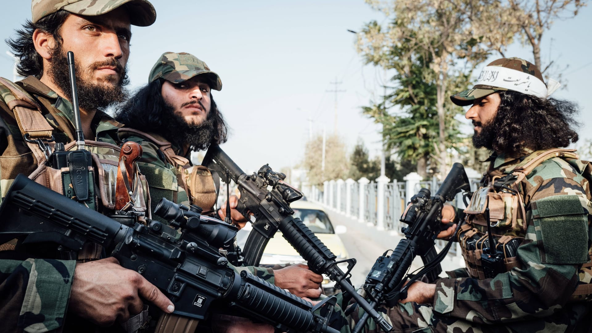 Bewaffnete Taliban-Kämpfer in Masar-e Scharif auf einem Pick-up.