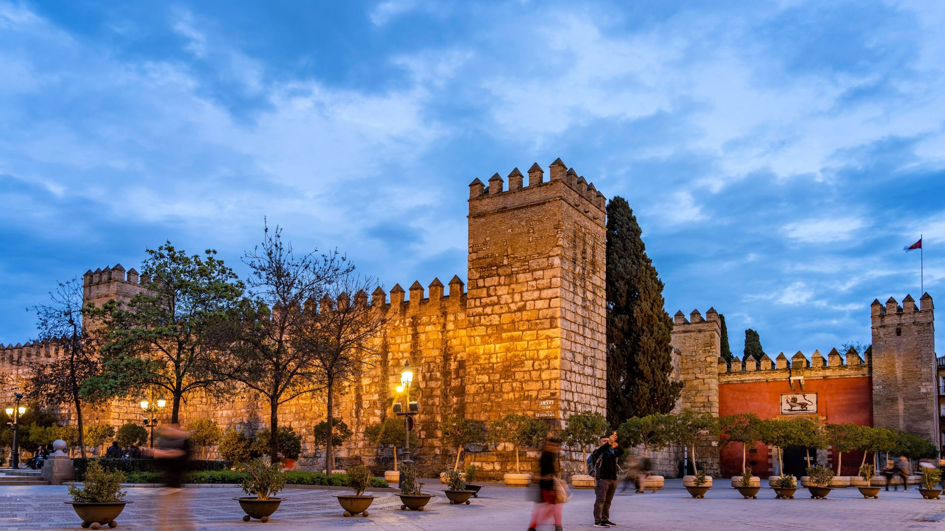 Der Königspalast Alczar in der Abenddämmerung in Sevilla (Archivbild): Die spanische Regierung will an öffentlichen Gebäuden nach 22 Uhr das Licht ausschalten.