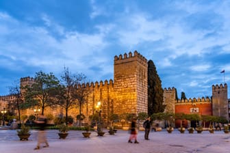 Der Königspalast Alczar in der Abenddämmerung in Sevilla (Archivbild): Die spanische Regierung will an öffentlichen Gebäuden nach 22 Uhr das Licht ausschalten.