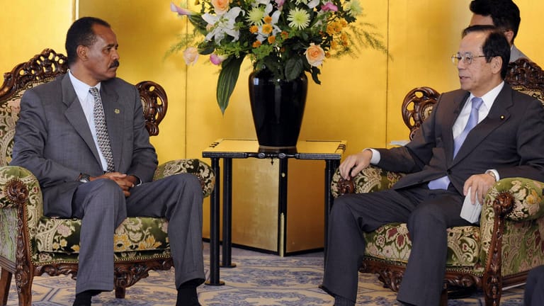 Der ehemalige japanische Premierminister Yasuo Fukuda (rechts) und der eritreische Präsident Isayas Afewerki anlässlich der 4. Tokyo International Conference on African Development in Yokohama.