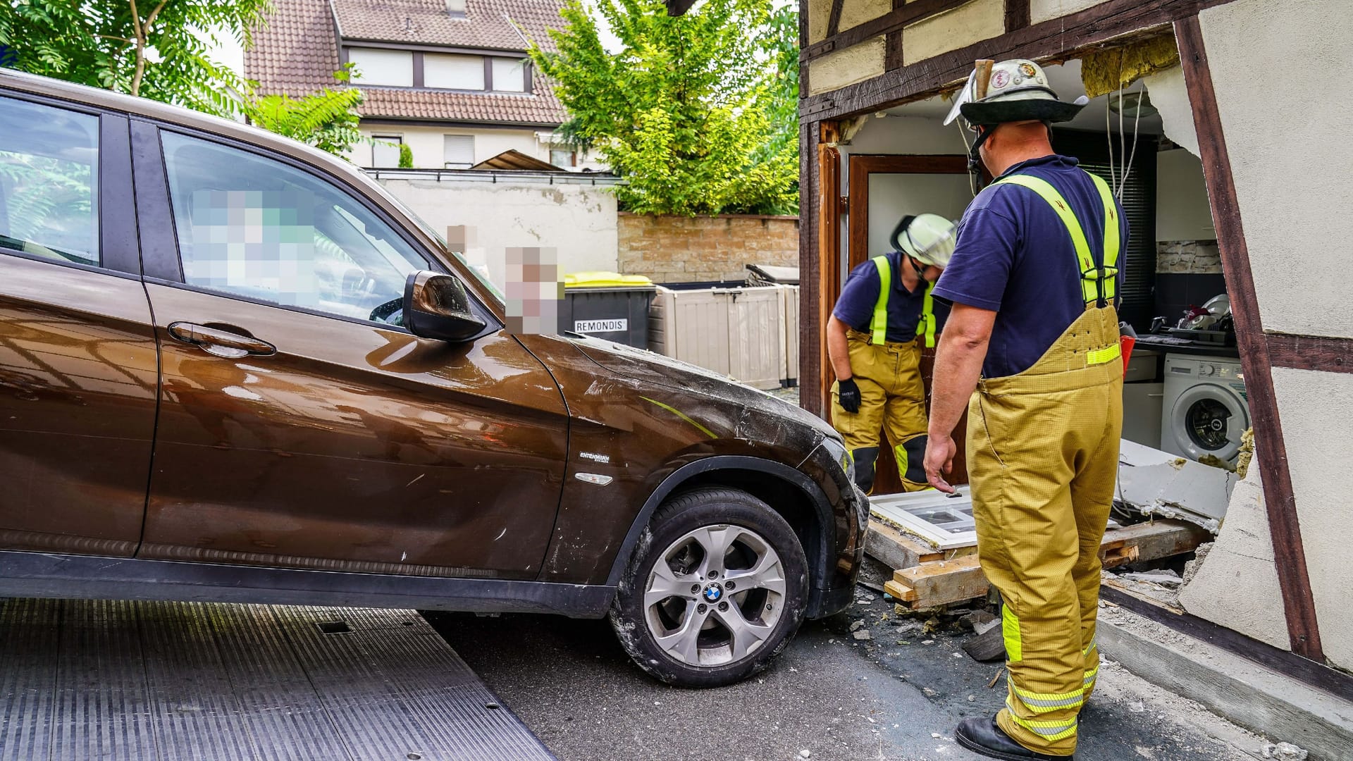 Auto vor der durchbrochenen Hauswand: Die Feuerwehr zog den BMW wieder aus dem Fachwerkhaus heraus. Auto vor der durchbrochenen Hauswand: Die Feuerwehr zog den BMW wieder aus dem Fachwerkhaus heraus.