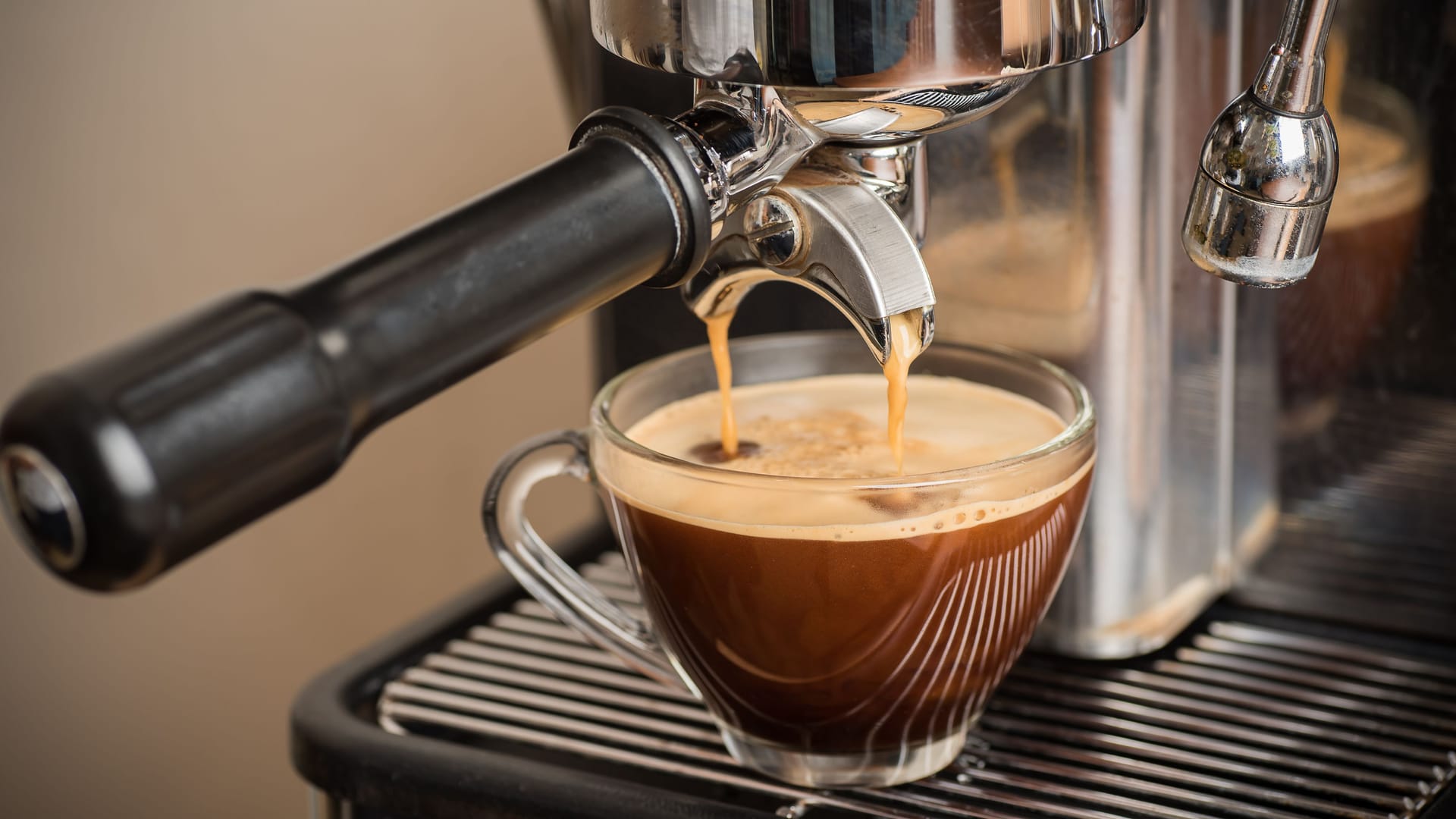 Mit einer Siebträgermaschine schmecken Kaffee und Espresso wie in Italien.