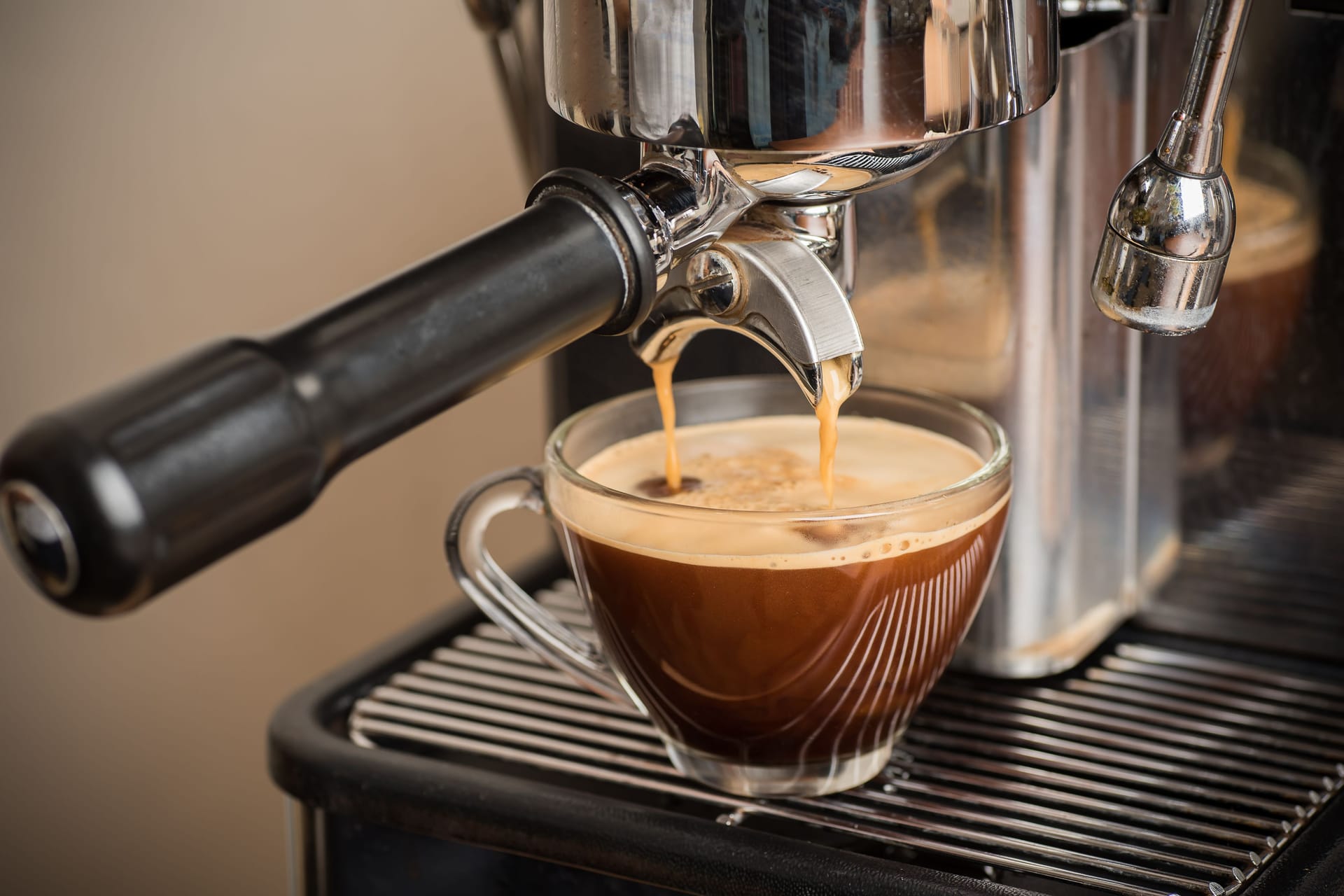 Mit einer Siebträgermaschine schmecken Kaffee und Espresso wie in Italien.