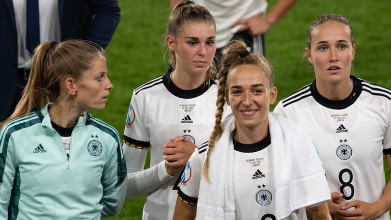 Spielerinnen wie Jule Brand (2.v.l.) und Sydney Lohmann (r.) sind noch jung: Die DFB-Frauen stehen vor einer vielversprechenden Zukunft.