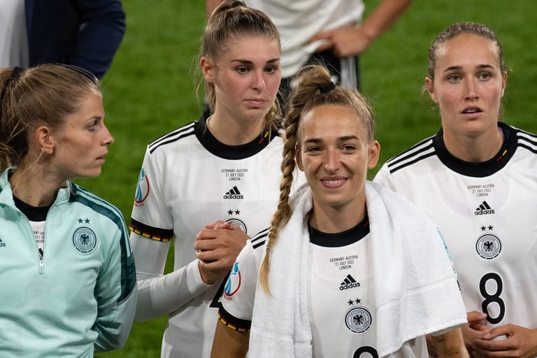 Spielerinnen wie Jule Brand (2.v.l.) und Sydney Lohmann (r.) sind noch jung: Die DFB-Frauen stehen vor einer vielversprechenden Zukunft.
