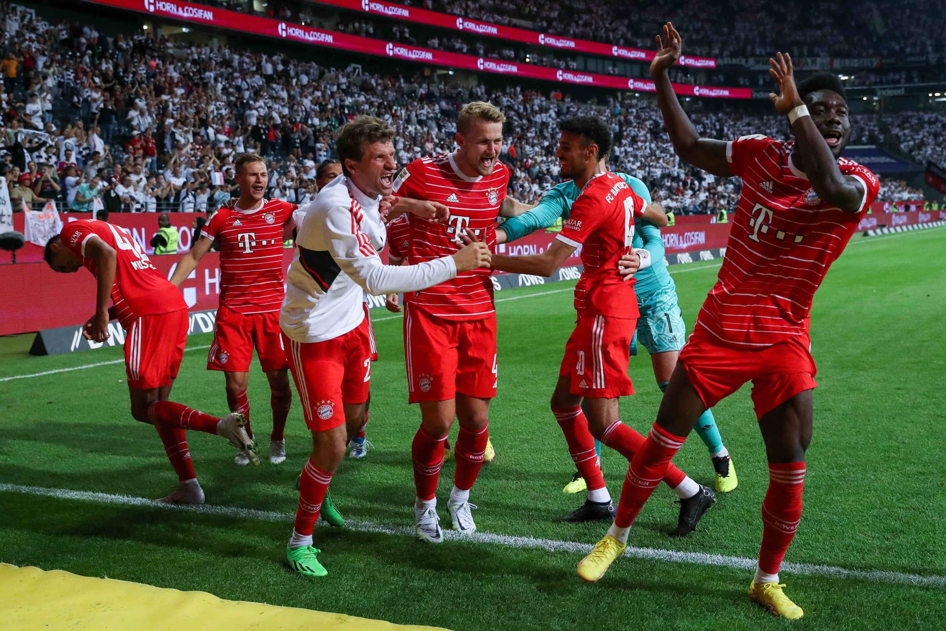 Der FC Bayern ist mit einer 6:1-Gala bei Eintracht Frankfurt in die neue Bundesligasaison gestartet.