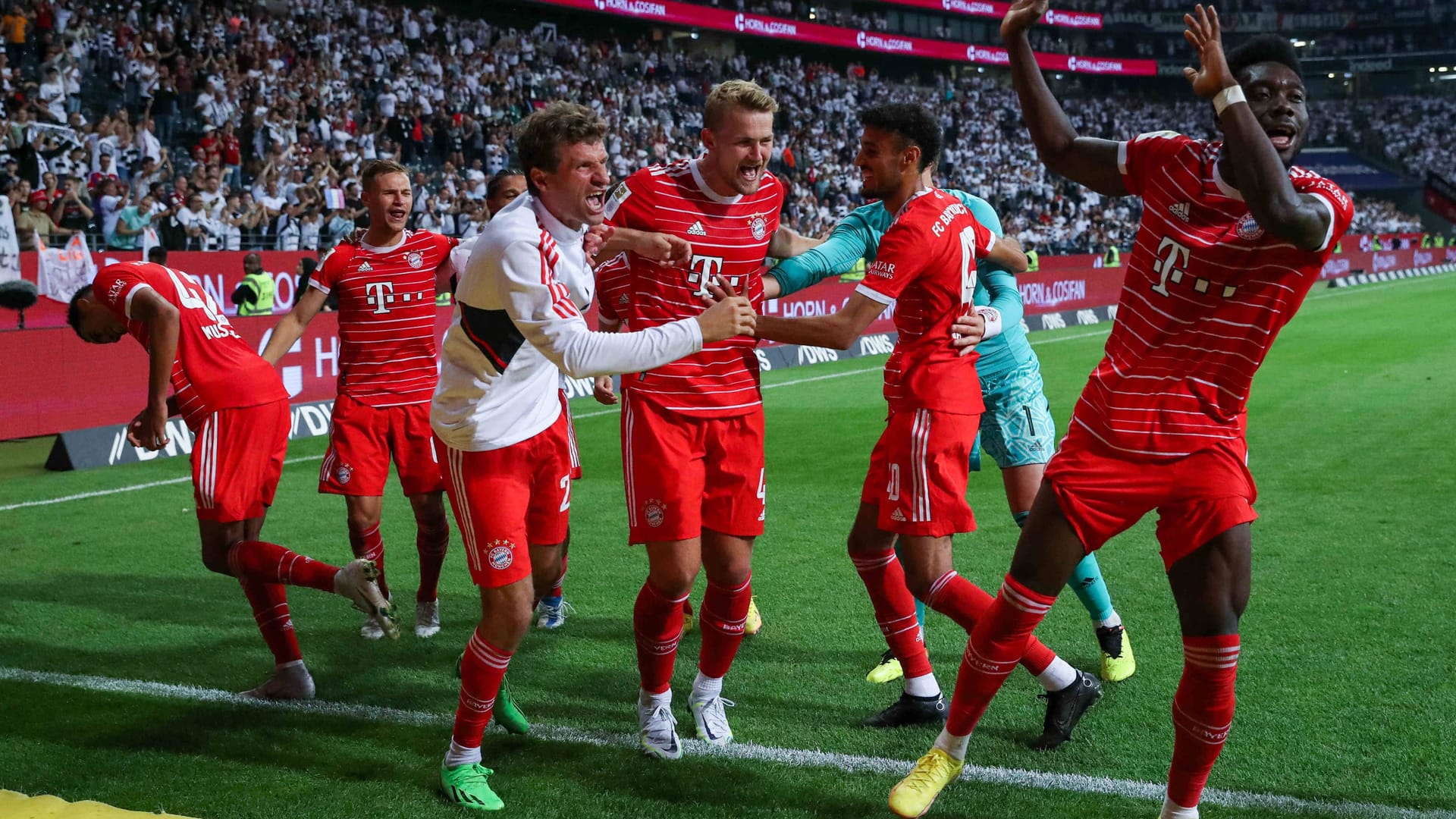 Der FC Bayern ist mit einer 6:1-Gala bei Eintracht Frankfurt in die neue Bundesligasaison gestartet.