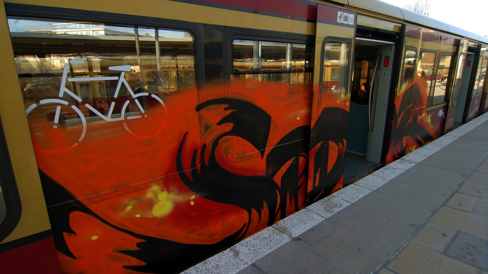 Graffiti auf einer S-Bahn in Berlin (Symbolbild): Die Polizei stellte passende Farbspuren bei den Männern fest.