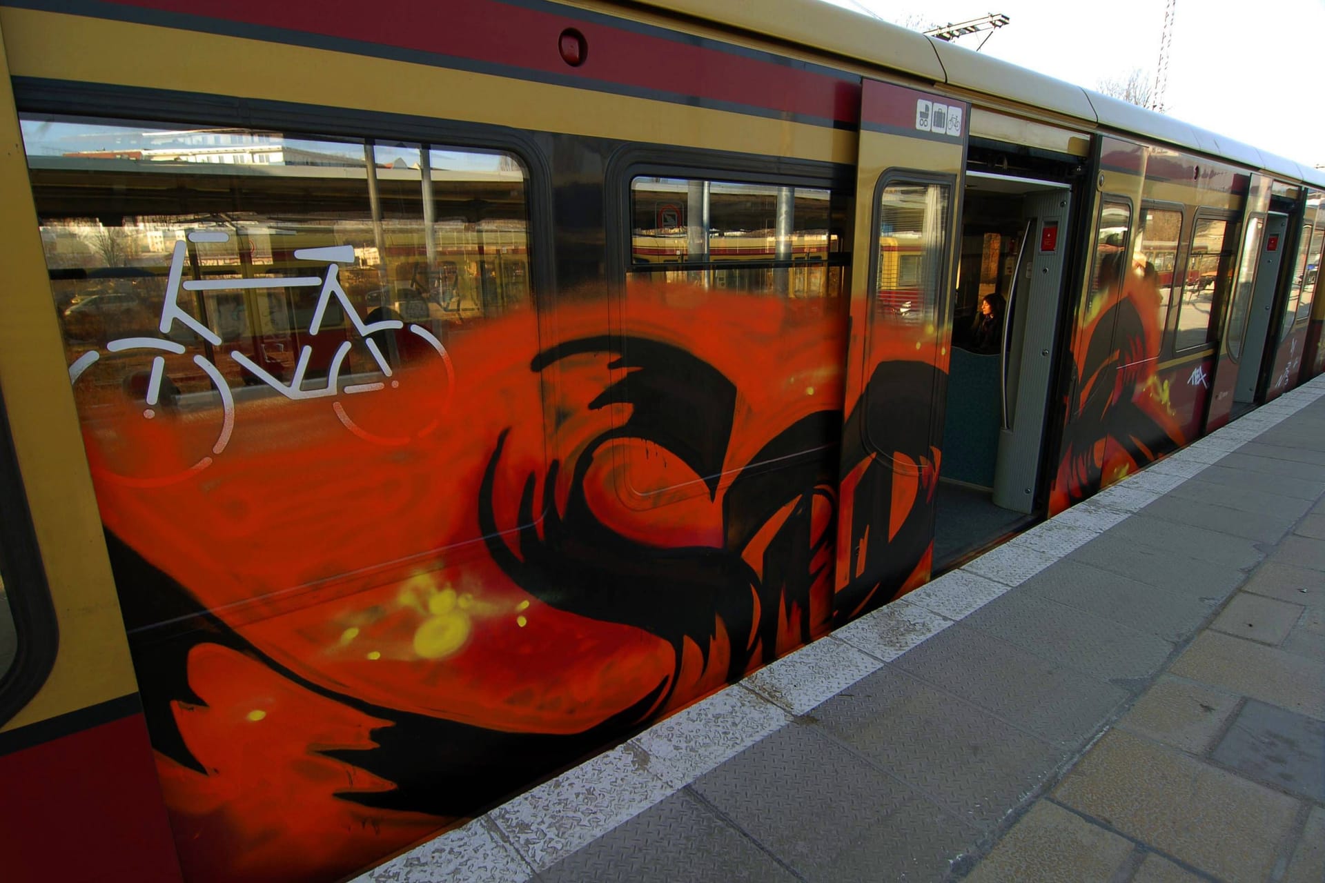 Graffiti auf einer S-Bahn in Berlin (Symbolbild): Die Polizei stellte passende Farbspuren bei den Männern fest.