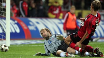 Sím Rolfes (right) scored his first goal for Bayer 04 in the match against Köln in September 2005. Rudi Völler was the interim coach at the time.