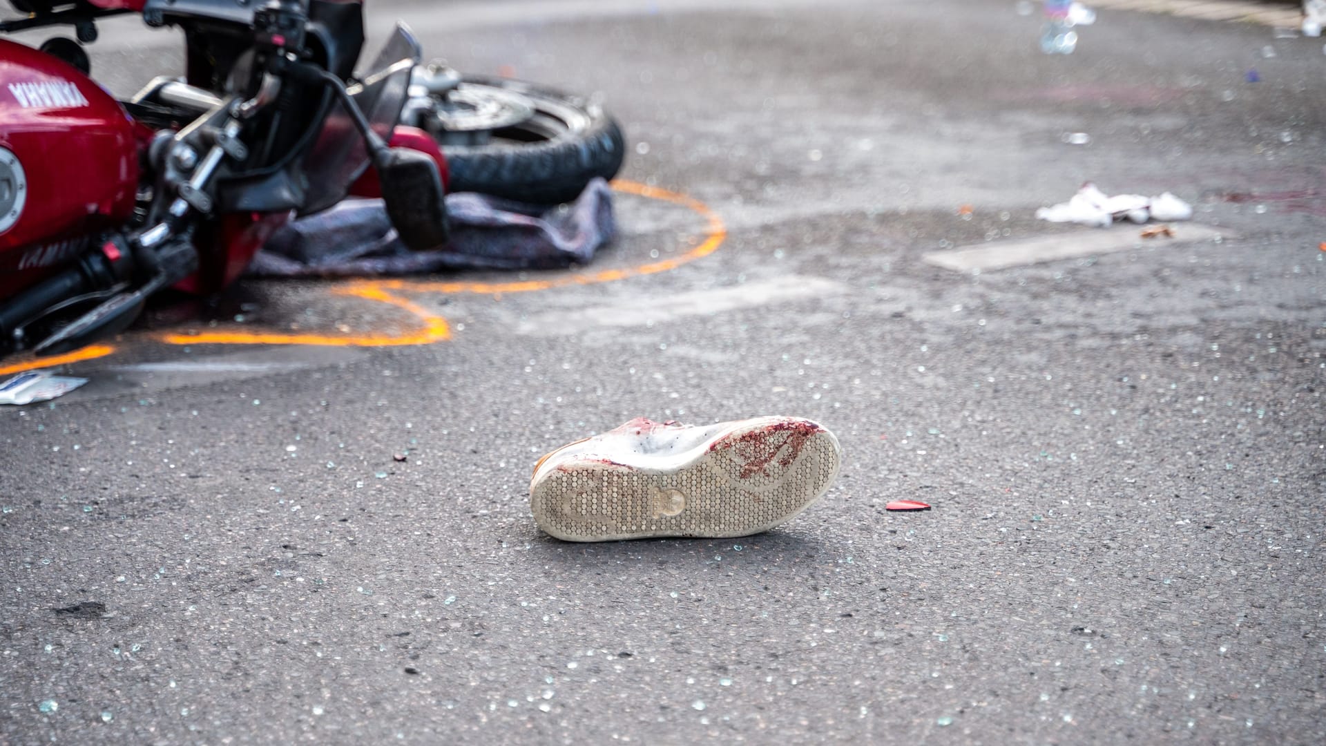 Der Schuh eines lebensgefährlich verletzten Motorradfahrers liegt auf der Straße in Nürnberg: Ein besonders dreister Gaffer behinderte die Arbeit der Polizei.