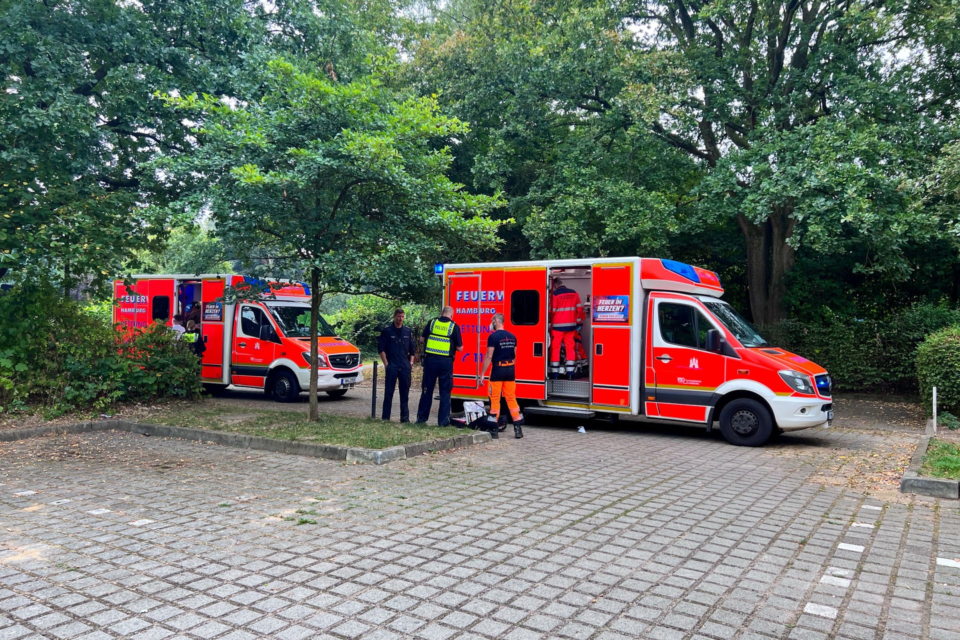 Rettungskräfte am Einsatzort in Langenhorn: Die Feuerwehr ist mit mehreren Kräften vor Ort.