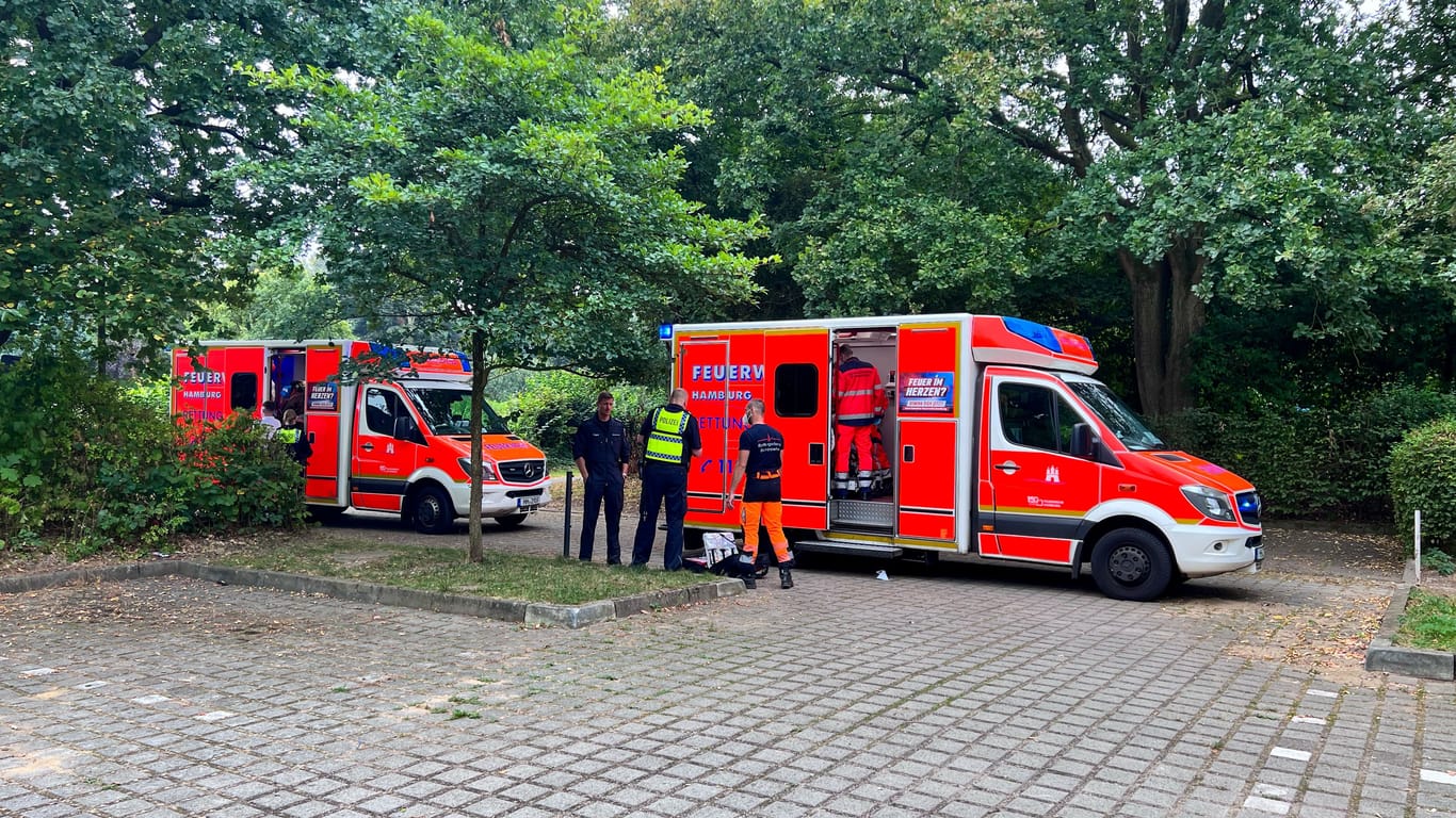 Rettungskräfte am Einsatzort in Langenhorn: Die Feuerwehr ist mit mehreren Kräften vor Ort.