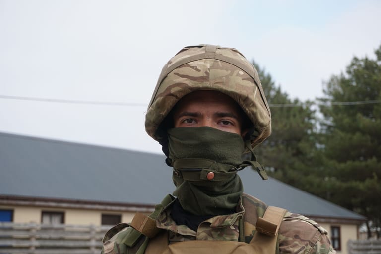 Der 25-jährige Serhii aus der Ukraine: Er wird in einem mehrwöchigen Training in England für den Kampf in der Ukraine ausgebildet.