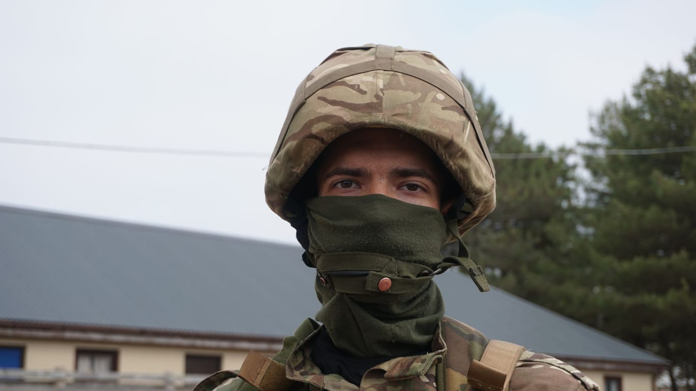 Der 25-jährige Serhii aus der Ukraine: Er wird in einem mehrwöchigen Training in England für den Kampf in der Ukraine ausgebildet.