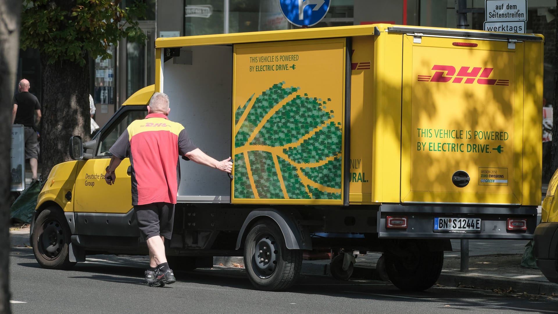 DHL Paketwagen (Symbolbild): Der Paketdienstleister will grüner werden.