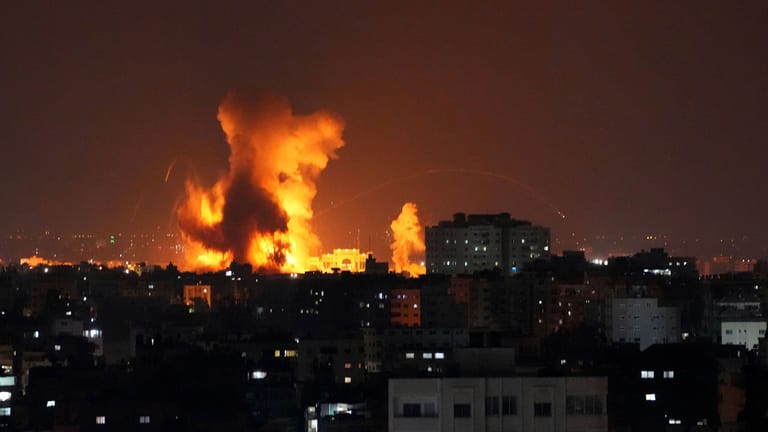 Rauch steigt nach israelischen Luftangriffen in Gaza auf: Die Lage ist äußerst angespannt.