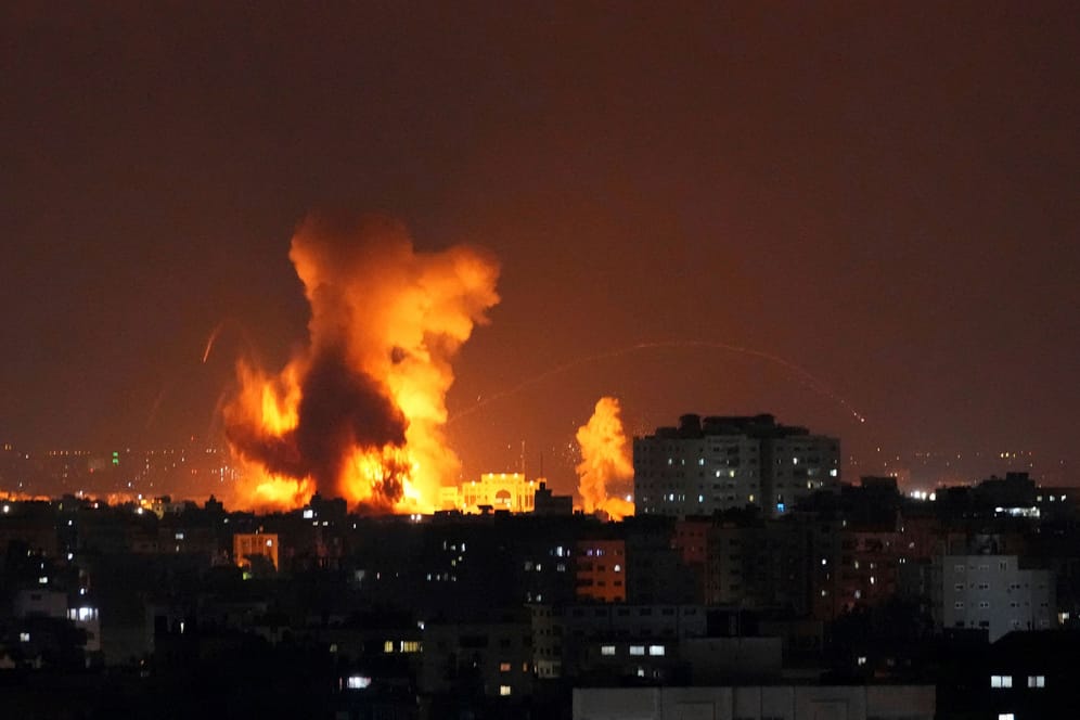 Rauch steigt nach israelischen Luftangriffen in Gaza auf: Die Lage ist äußerst angespannt.