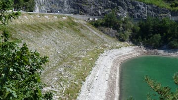 The water shortage at the Sylvenstein reservoir is visible to everyone: the banks are getting wider and wider.