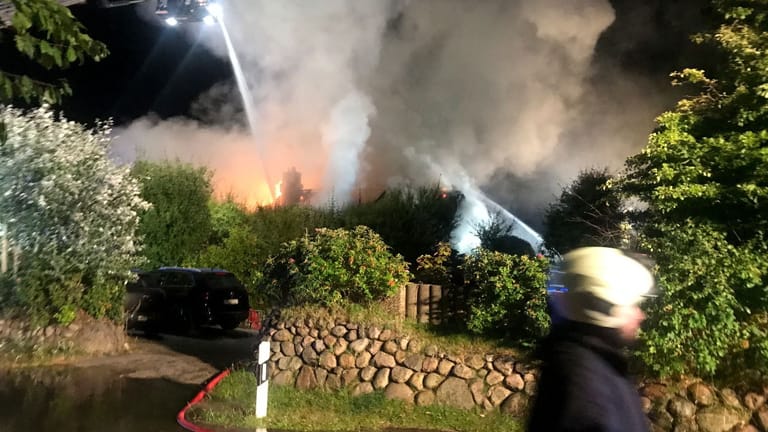 Brennendes Haus in Sylt: Die Feuerwehren der Insel sind im Großeinsatz.