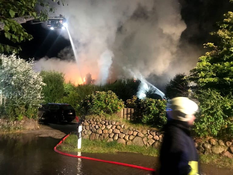 Brennendes Haus in Sylt: Die Feuerwehren der Insel sind im Großeinsatz.