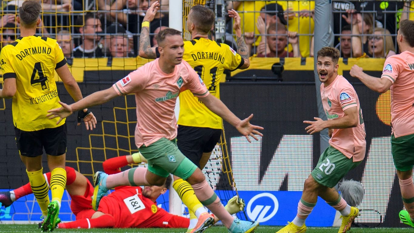 Der Ausgleich: Bremens Niklas Schmidt (M.) feiert seinen Treffer in der Nachspielzeit gegen den BVB.