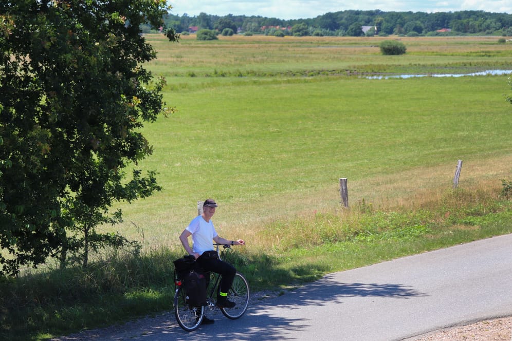 Mit dem Rad unterwegs: Entlang der Sude, zwischen Schwerin und dem Schaalsee, hat man die Wege auch mal ganz für sich allein.