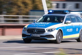 Polizeiauto mit Blaulicht im Einsatz (Symbolbild): In Krefeld kam es bei einem Polizeieinsatz zu Schüssen.