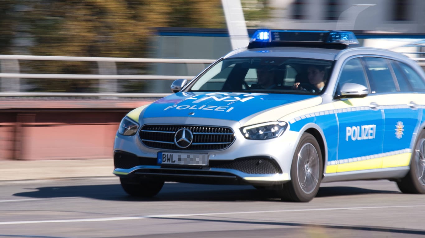 Polizeiauto mit Blaulicht im Einsatz (Symbolbild): In Krefeld kam es bei einem Polizeieinsatz zu Schüssen.
