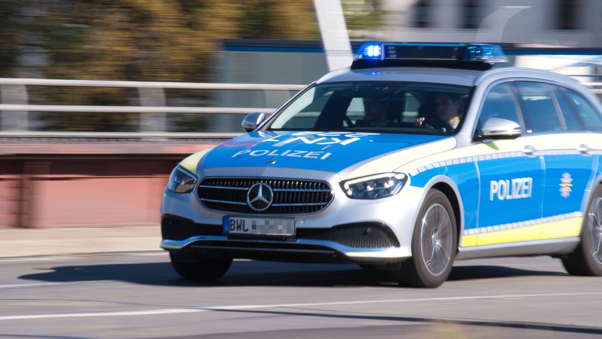 Polizeiauto mit Blaulicht im Einsatz (Symbolbild): In Krefeld kam es bei einem Polizeieinsatz zu Schüssen. Polizeiauto mit Blaulicht im Einsatz (Symbolbild): In Krefeld kam es bei einem Polizeieinsatz zu Schüssen.