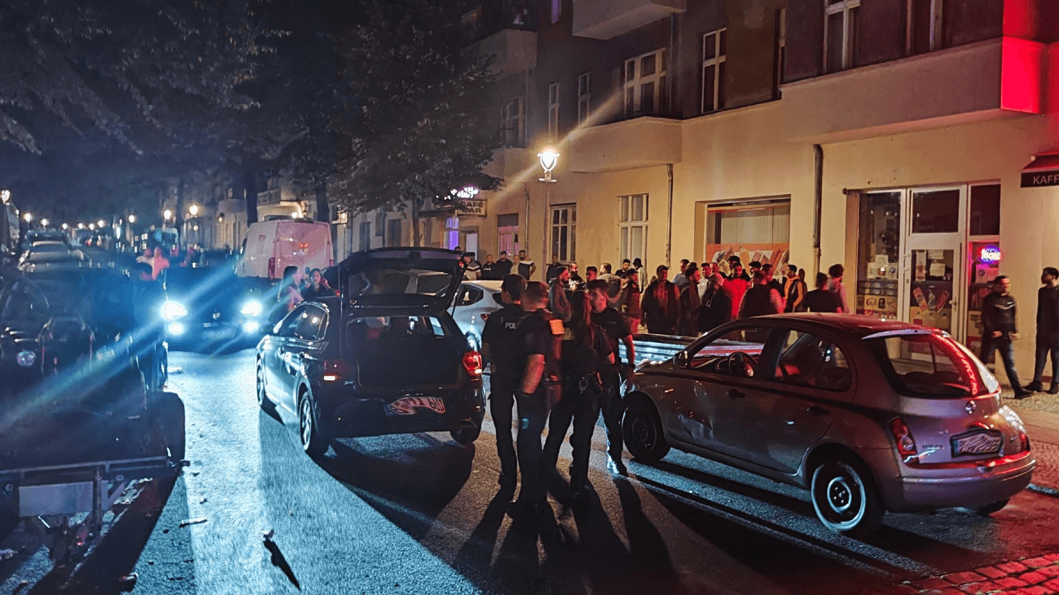 Nach einem Unfall in Neukölln ist ein Streit zwischen den Unfallfahrern völlig eskaliert.