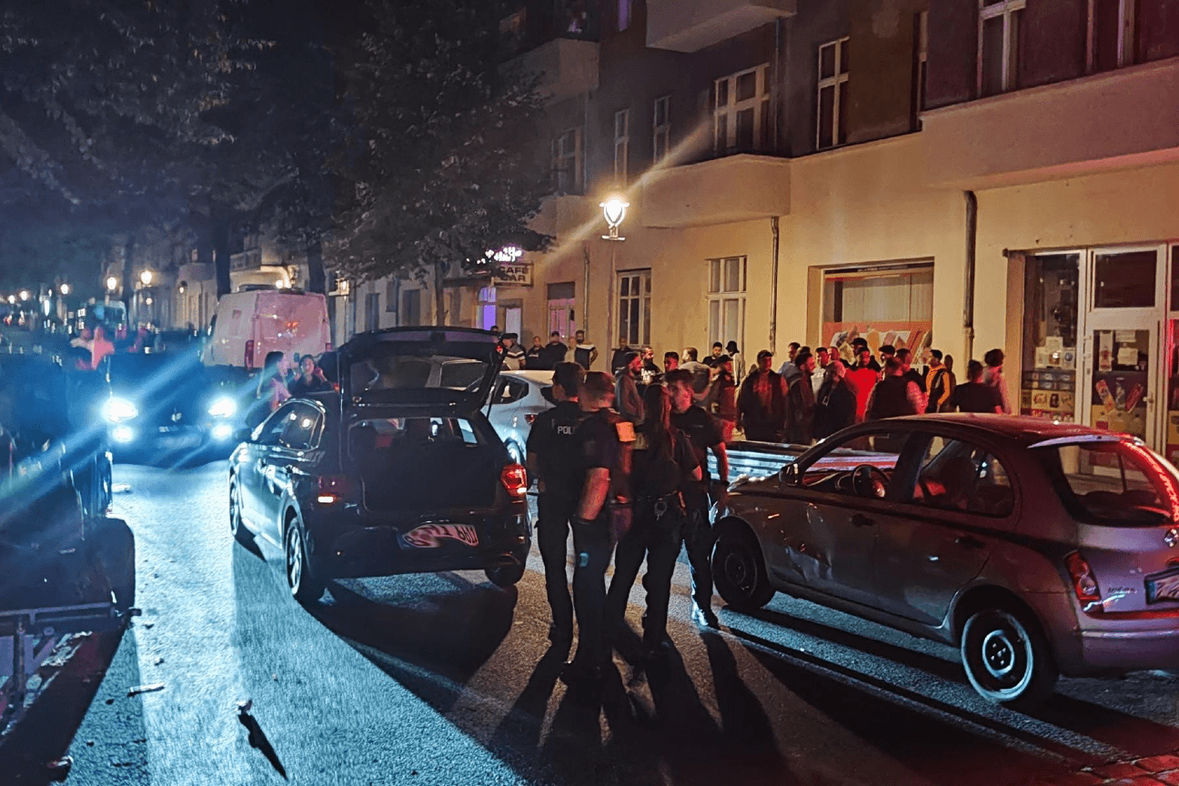 Nach einem Unfall in Neukölln ist ein Streit zwischen den Unfallfahrern völlig eskaliert.