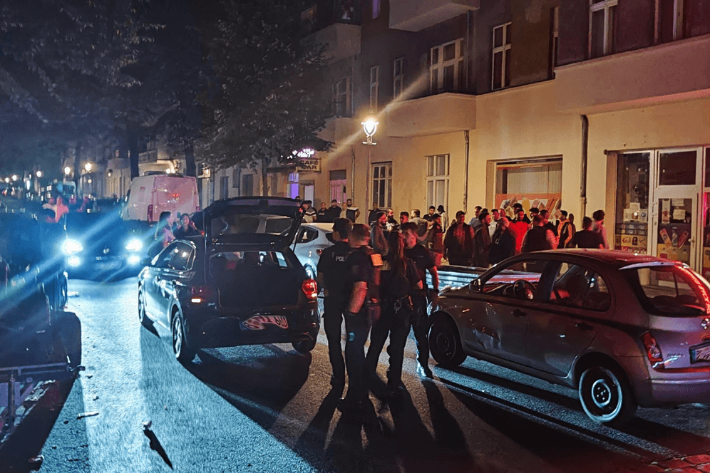 Nach einem Unfall in Neukölln ist ein Streit zwischen den Unfallfahrern völlig eskaliert.