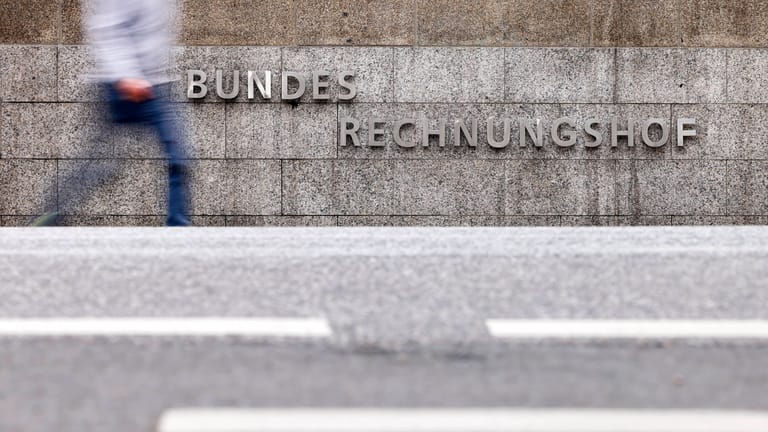 Der Eingang des Bundesrechnungshofs in Bonn: "Der finanzielle Spielraum, um unvorhergesehene Ereignisse abfedern zu können, hat sich spürbar reduziert."