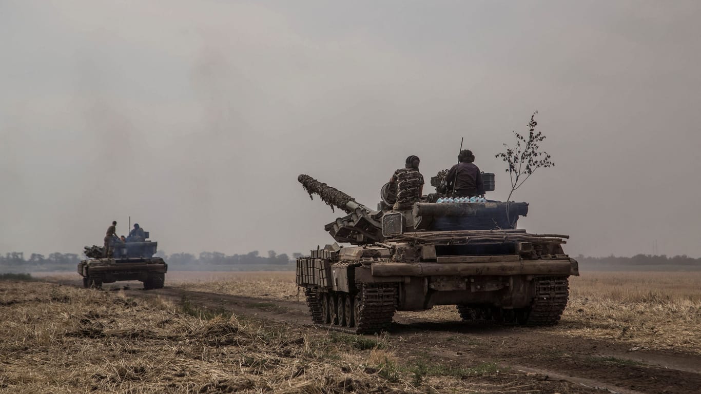 Ukrainischer Panzer auf dem Vormarsch nahe Mykolajiw.