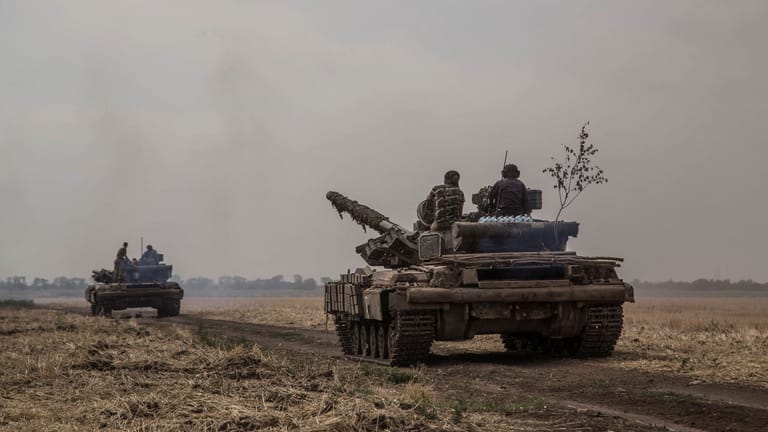 Ukrainischer Panzer auf dem Vormarsch nahe Mykolajiw.