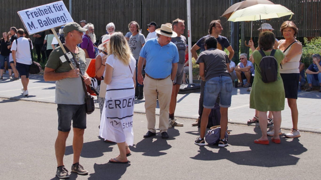 "Querdenker" in Stuttgart: Die Demonstranten fordern Ballwegs Freilassung.
