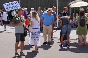 "Querdenker" in Stuttgart: Die Demonstranten fordern Ballwegs Freilassung.