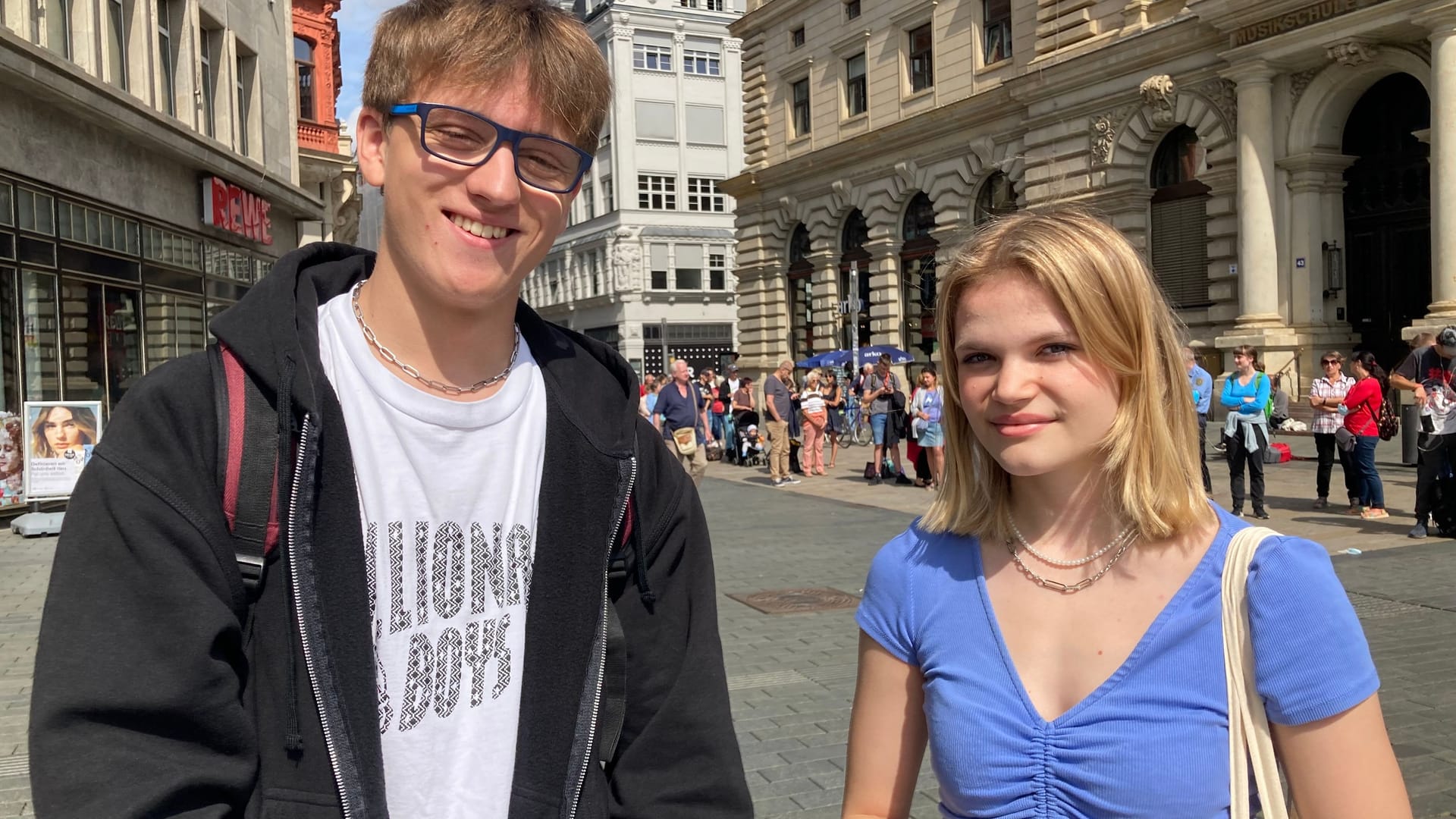 Warten schon seit zweieinhalb Stunden in der Schlange am Fahrkartenschalter: Leopold Kraatz und Elaine Stenzel aus Leipzig.