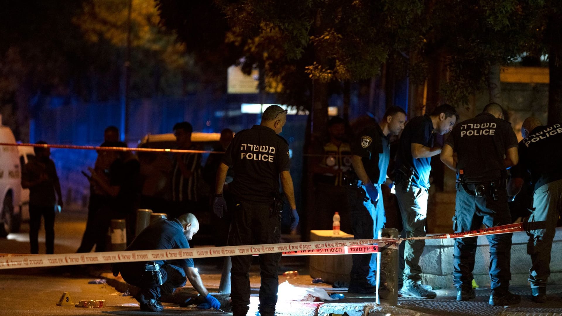 Tatortermittler der israelischen Polizei arbeiten am Tatort eines Anschlags durch Schüsse, bei dem mehrere Israelis in der Nähe der Altstadt von Jerusalem verletzt wurden.