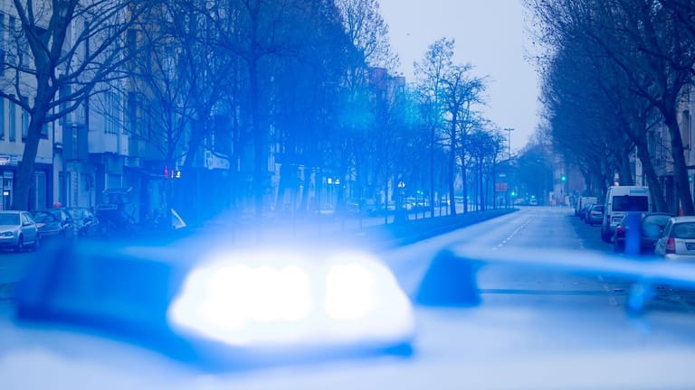 Ein Blaulicht leuchtet auf dem Dach eines Einsatzwagens der Polizei (Symbolbild): Nach Schüssen eines Polizisten ist ein Mann schwer verletzt.